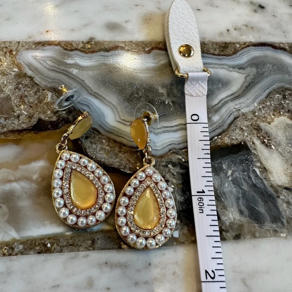 3020 Chic Teardrop Pearl and Gold Earrings